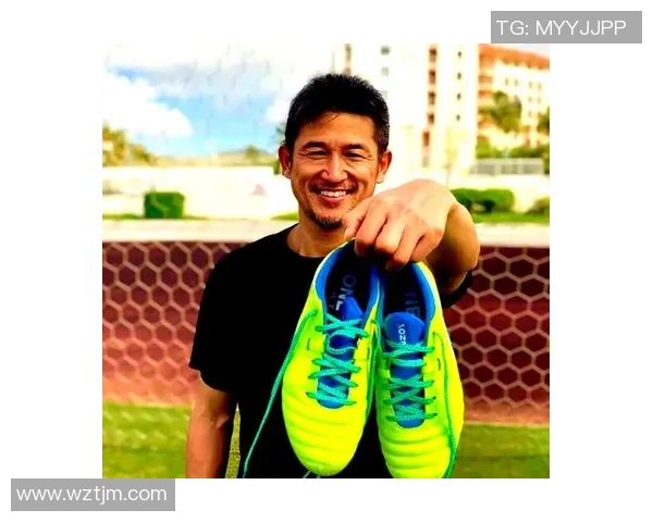 球星亲手赠送足球鞋背后的故事与意义揭秘