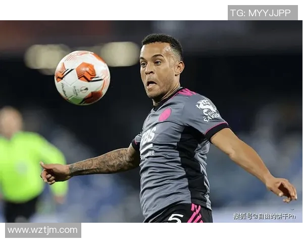 足球球星因脚疼烦恼难忍，幽默卡通画展现球场上的意外小插曲